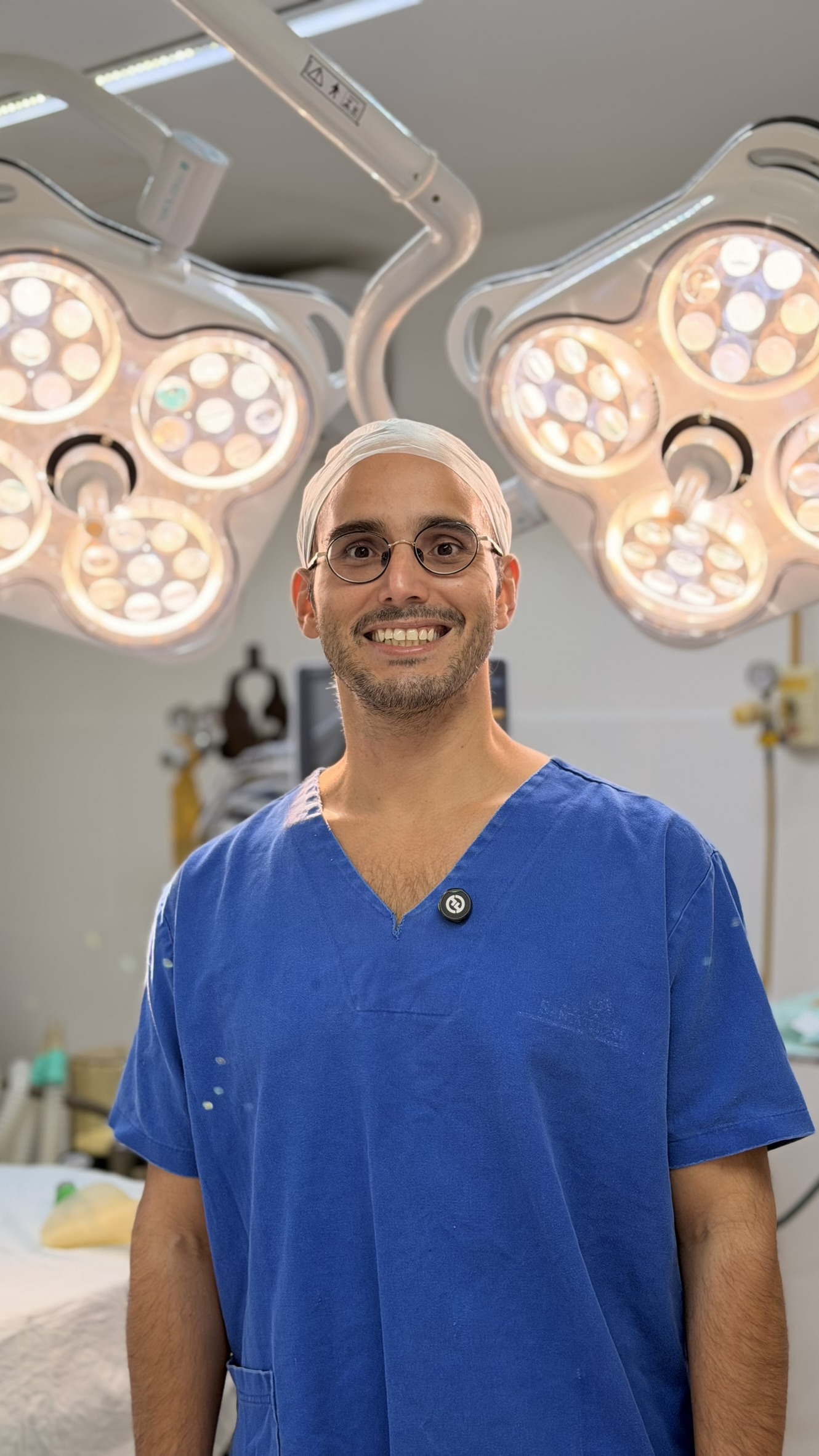 Dr. Felipe Hissa Coelho em ambiente cirúrgico, em Recife