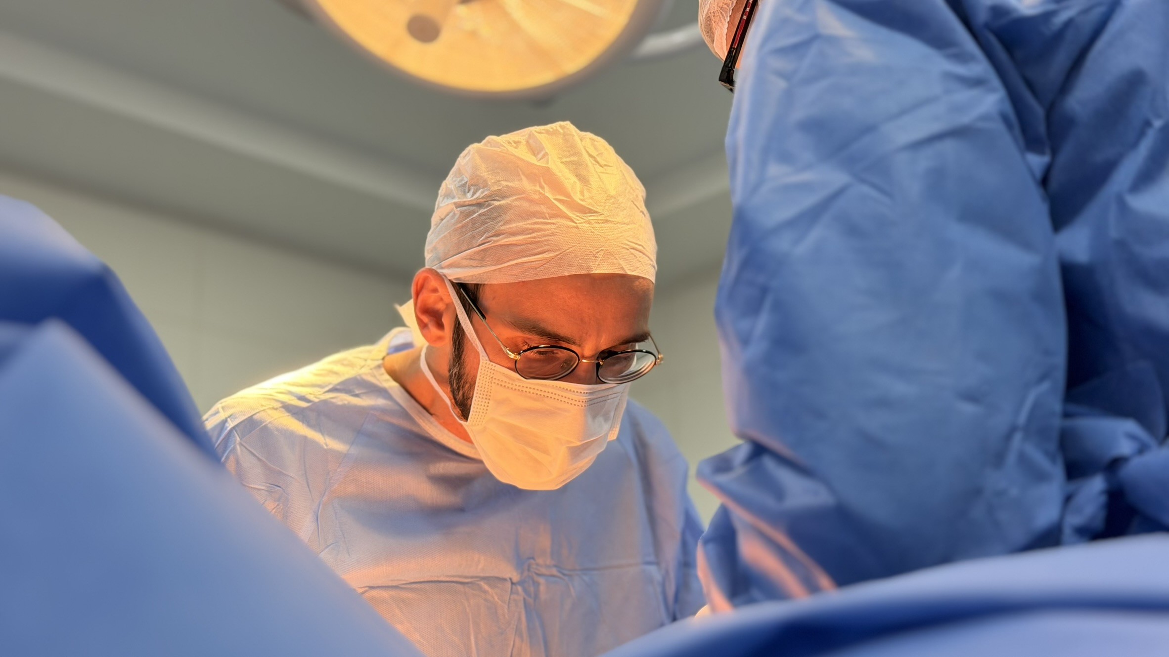 Dr. Felipe Hissa Coelho em cirurgia